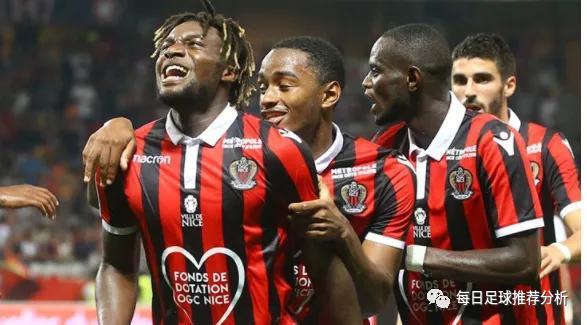  斯特拉斯堡vs尼斯爆发大规模冲突，多人染红被罚下  